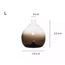 Load image into Gallery viewer, Evelyn glass vase