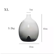 Load image into Gallery viewer, Evelyn glass vase